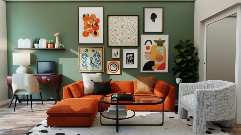Farverig stue med grøn væg og orange sofa