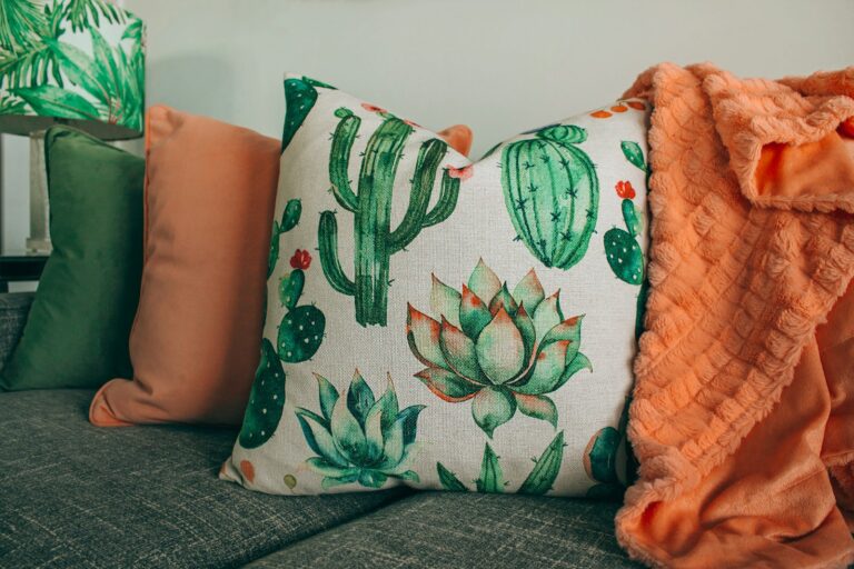 Puder i grøn, orange og hvid på en sofa
