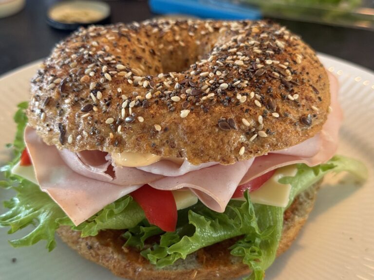 Hjemmebagt bagel med skinke, ost, salat og tomat – Jespers madpakke