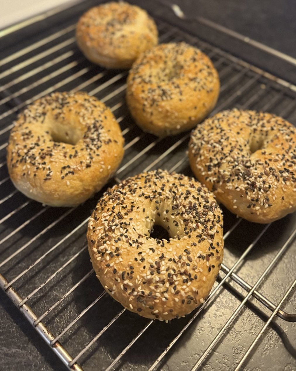 Jespers hjemmebagte bagels med sesam og birkes på en bagerist