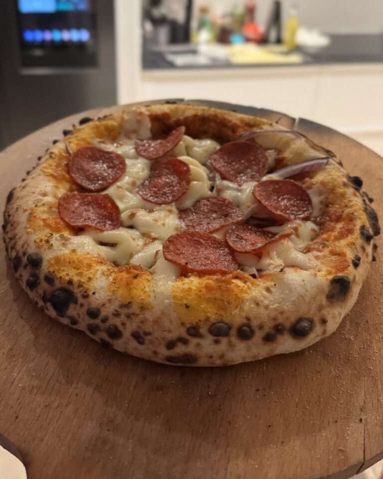 Hjemmebagt neapolitansk pizza på en træpizzaskovl i Jespers køkken