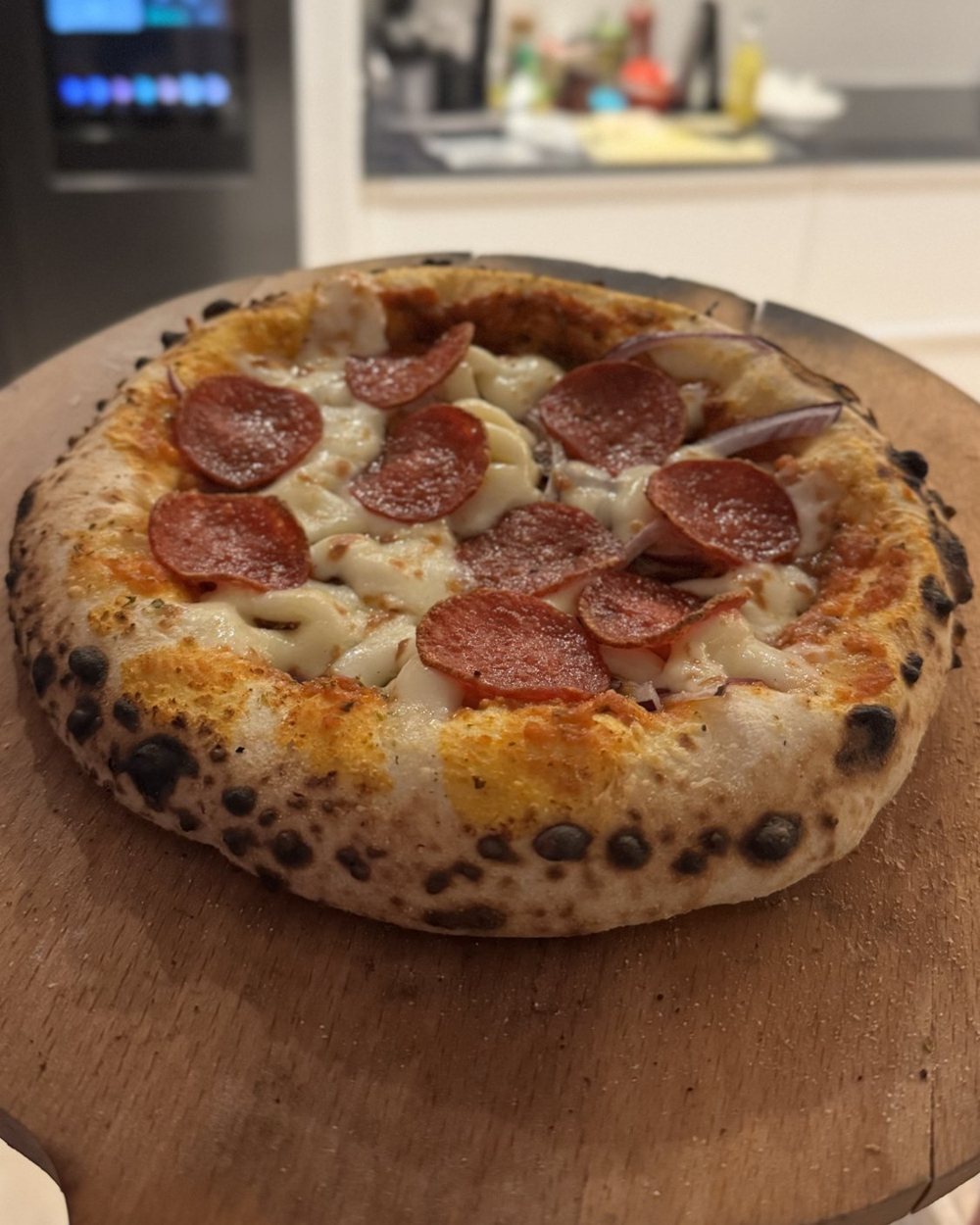 Hjemmebagt neapolitansk pizza på en træpizzaskovl i Jespers køkken
