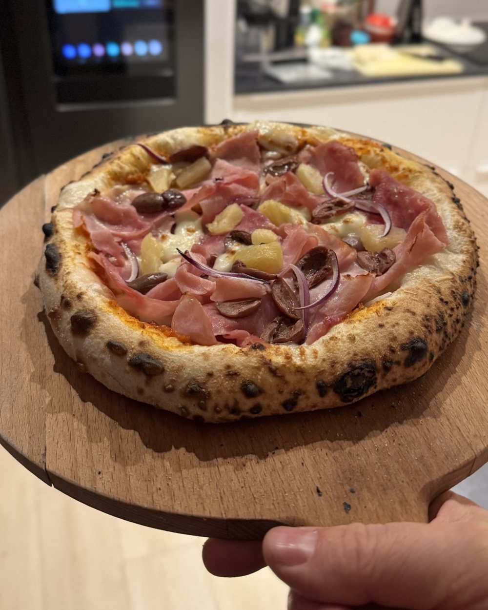 Hjemmebagt neapolitansk pizza på en træpizzaskovl i Jespers køkken
