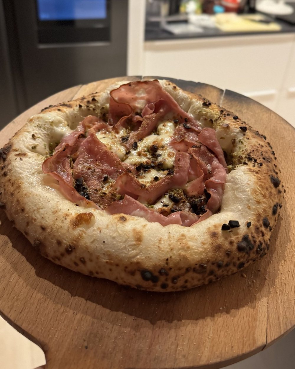 Hjemmebagt neapolitansk pizza på en træpizzaskovl i Jespers køkken