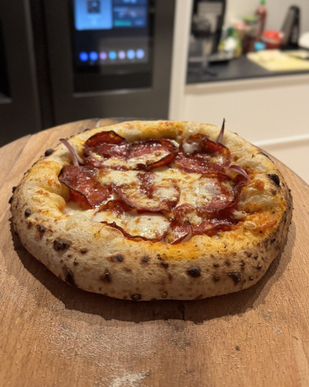 Hjemmebagt neapolitansk pizza på en træpizzaskovl i Jespers køkken