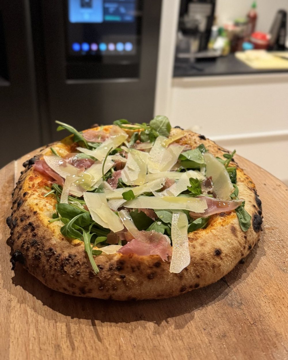 Hjemmebagt neapolitansk pizza på en træpizzaskovl i Jespers køkken