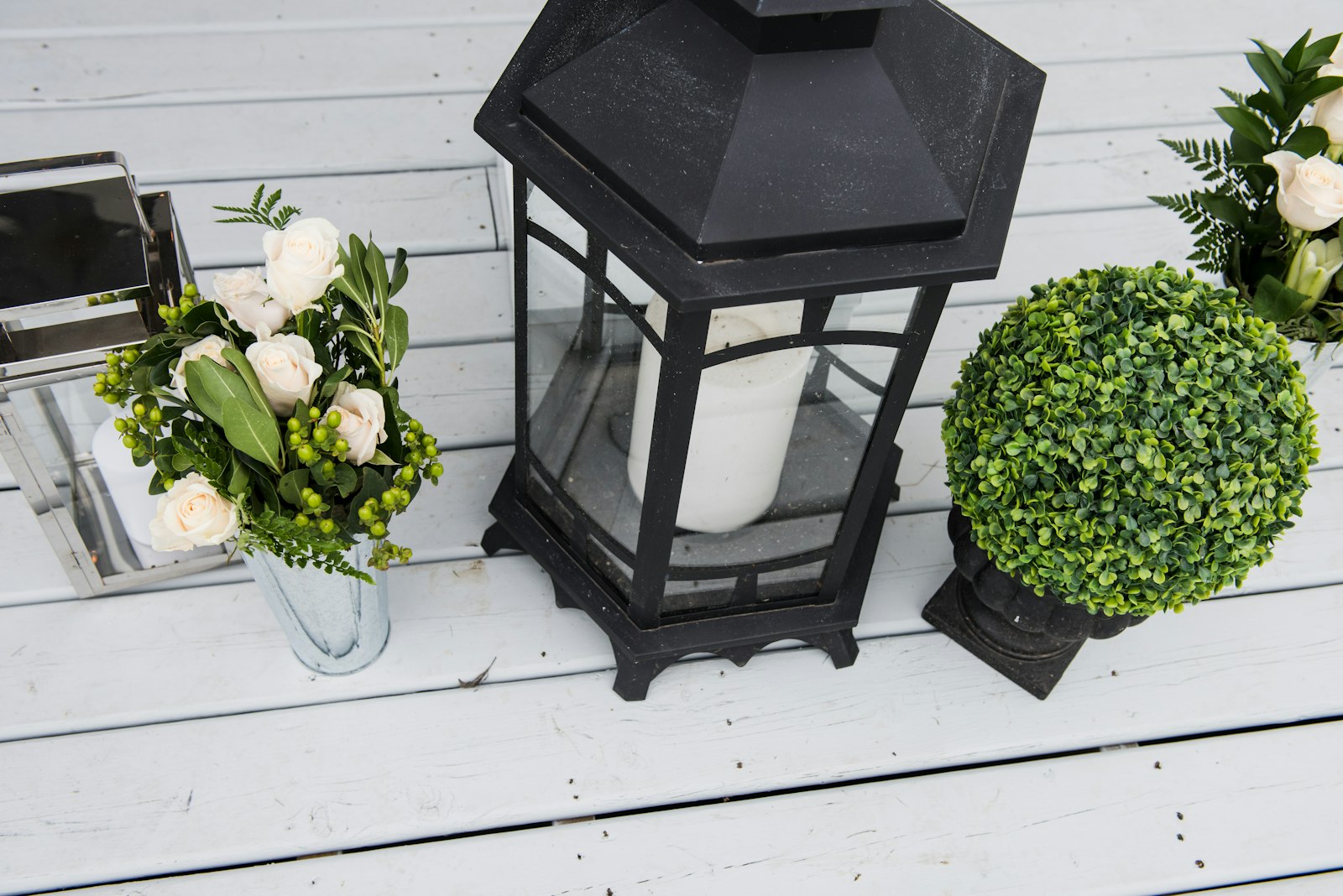 Lanterne og blomster på terrassen