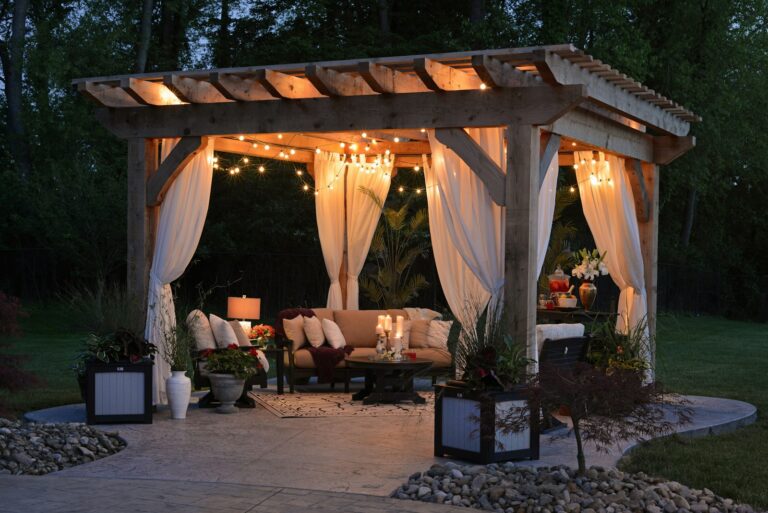 Pergola med lyskæder, gardiner og lanterner