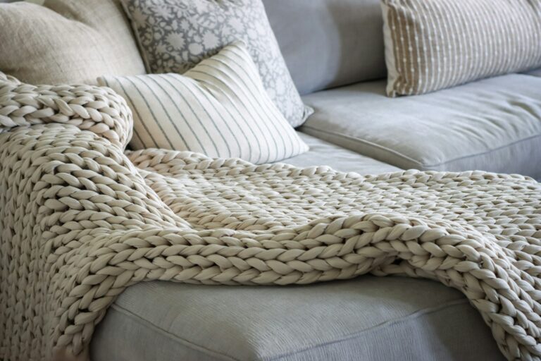 Strikket plaid på en sofa