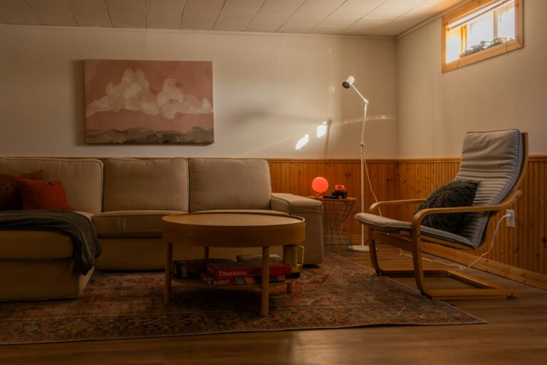 Stue i dæmpet aftenlys med standerlampe