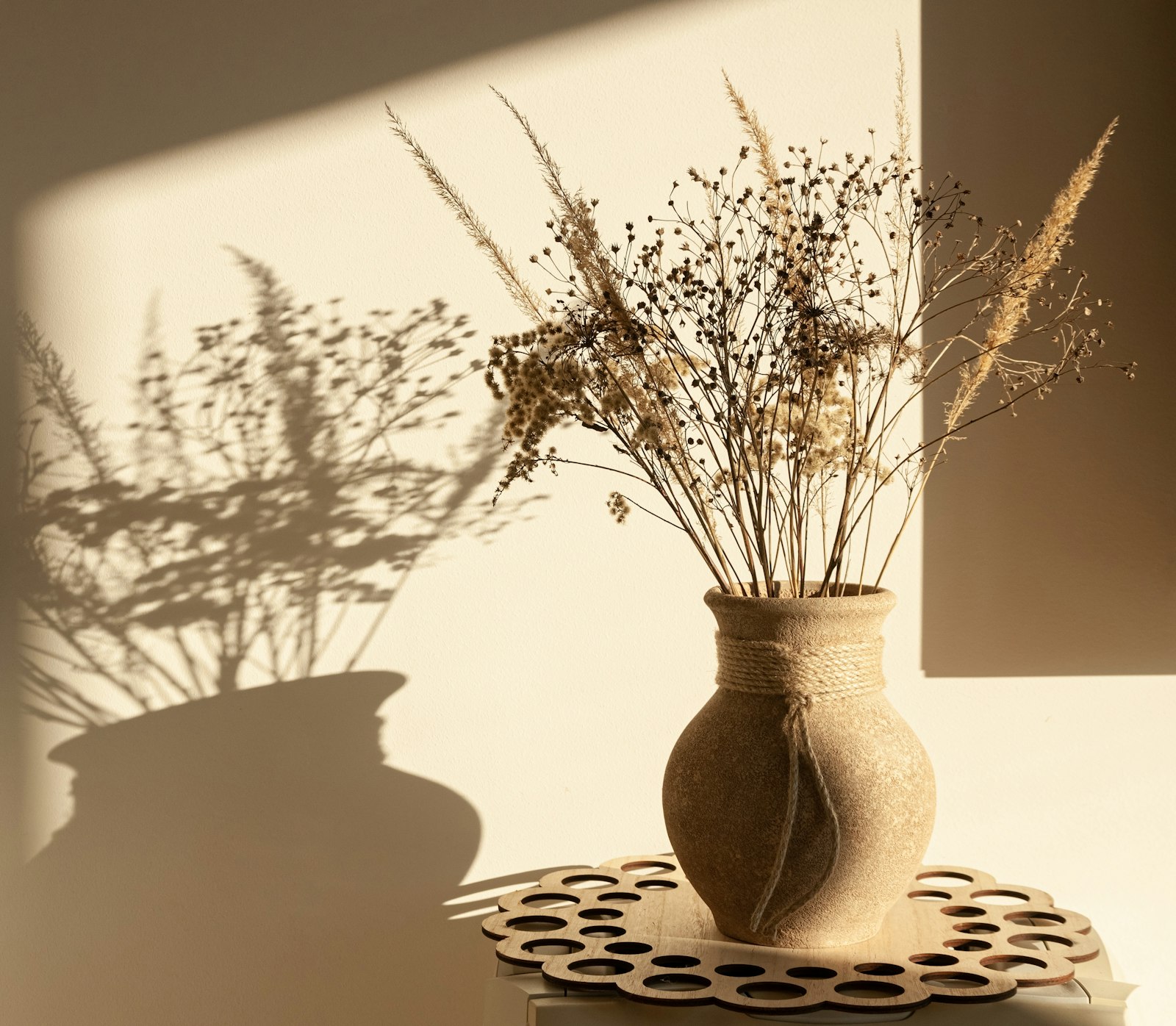 Tørrede blomster i lervase